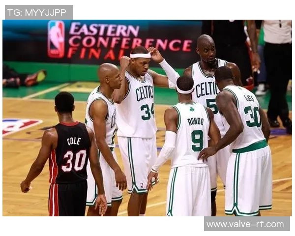 加内特与足球明星同框合影展现运动精神与友谊的完美结合